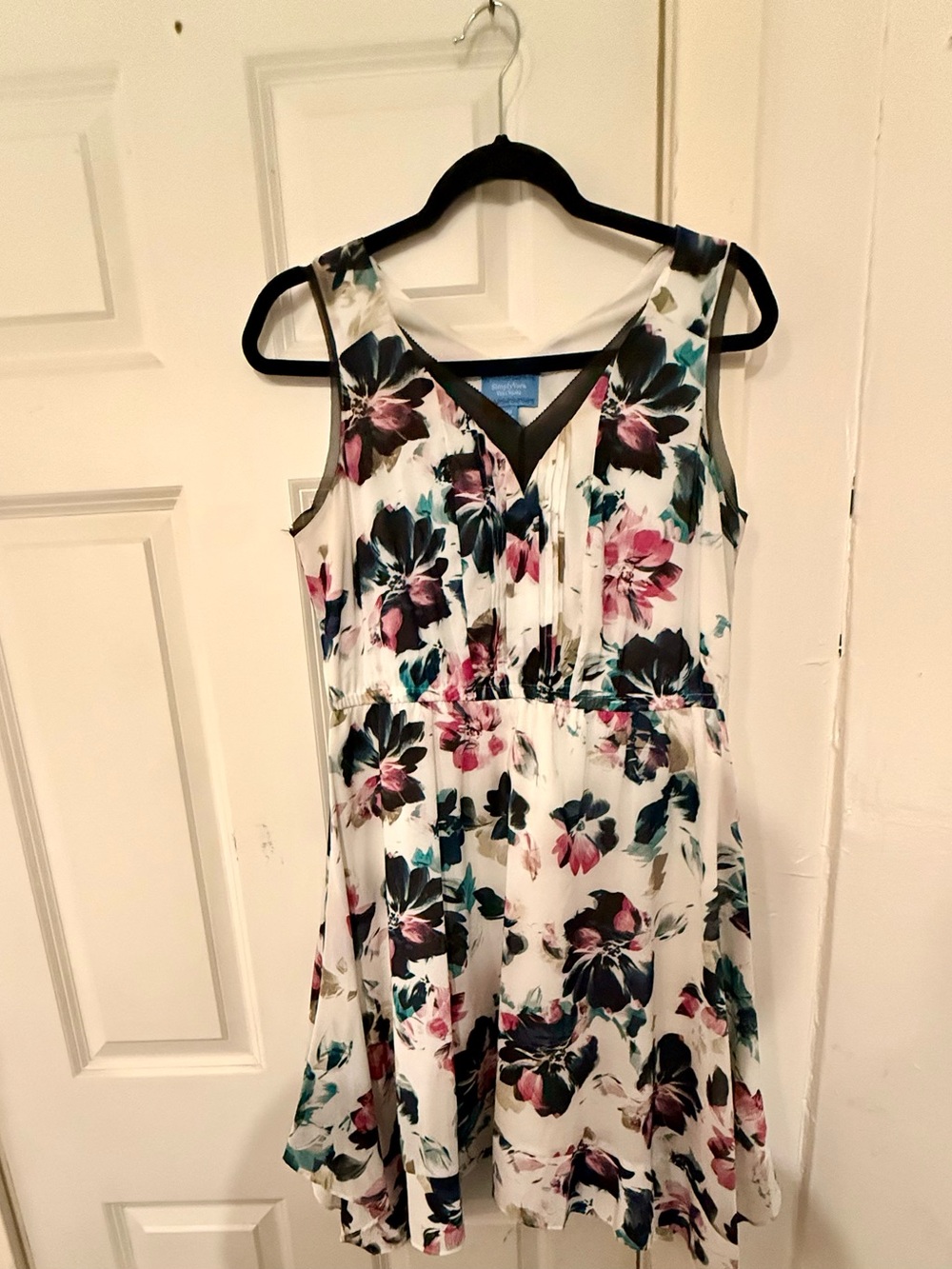 Simply Vera Vera Wang White Floral V-Neck Midi Dress